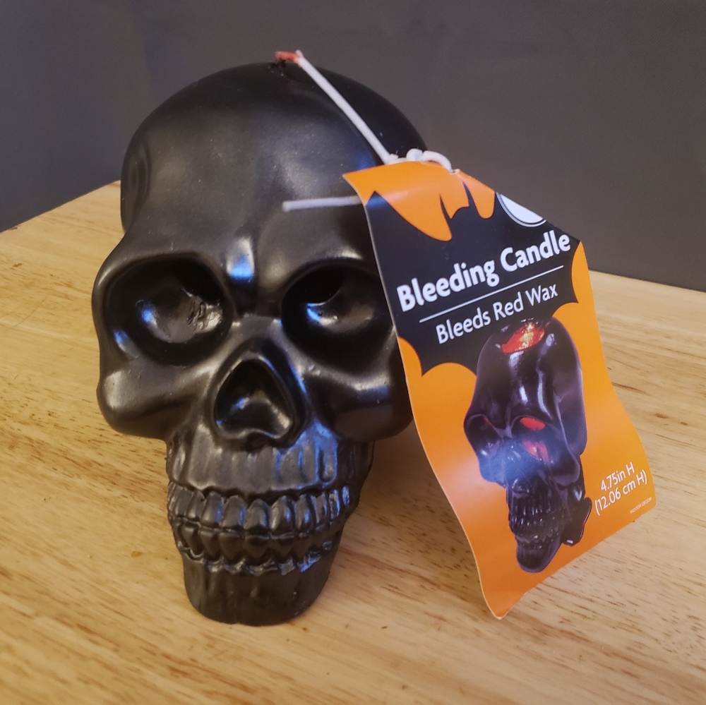 Skull bleeding wax candle